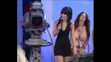 Водещи се ебават с едрогърда кака в италианската телевизия 