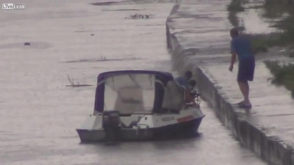 Мъже с лодка спасяват бездомно куче от сигурно удавяне в реката!