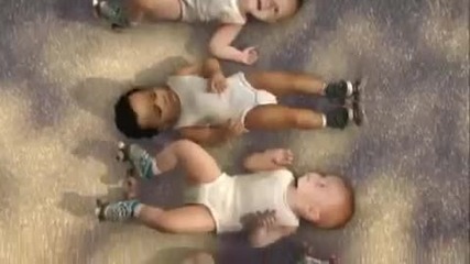 Bebes bailando nuevo comercial (agua mineral Evian) 