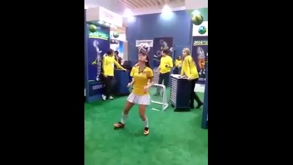 Момиче показва страхотни футболни умения!