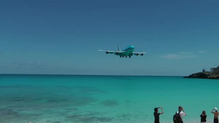 Самолет преминава близо над плаж