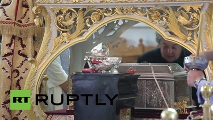 Greece: Hundreds queue to see Saint Barbara relic