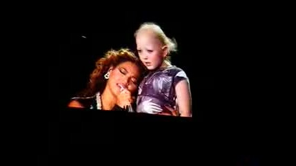 Beyonce in Sydney 180909 sings Halo to a special young girl