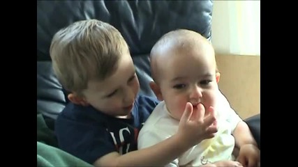 Youtube - Charlie bit my finger - again !