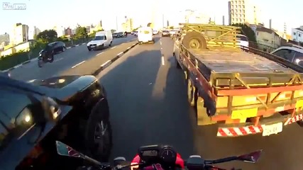 Поредният луд с мотор - бясно каране между коли в трафик