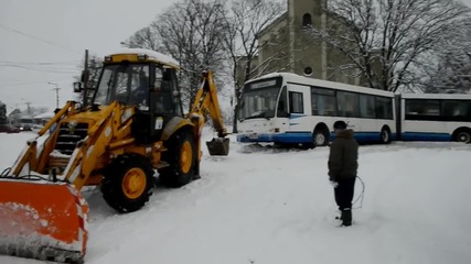 Багерист изтегля закъсал автобус в снега !