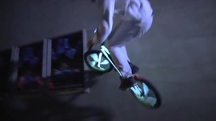 Bmx maniqci se spuskat ot 17t etajna zgrada :d (ludaci) :d 