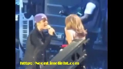 Justin Bieber и Miley Cyrus пеят Overboard в M S G на 31 август 