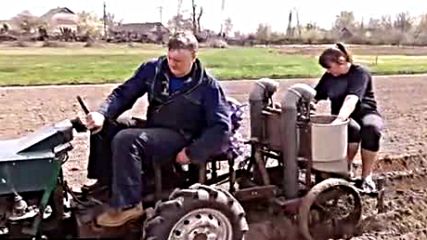 Изобретател засажда картофи в нивата си със самоделен трактор!