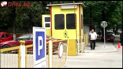 Полицай продава трева пред районното 