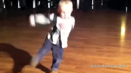 Двегодишно дете танцува пасо добле!
