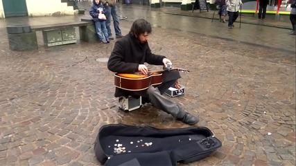 Талантлив уличен музикант !