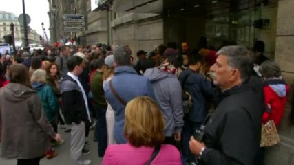 Евакуация на хората от площада пред Лувъра