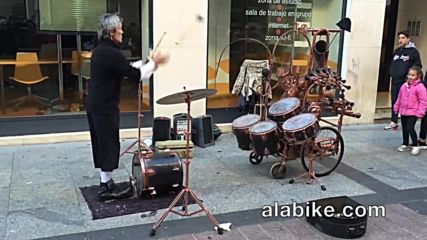 Уличен музикант показва номер с жонглиране по барабани!