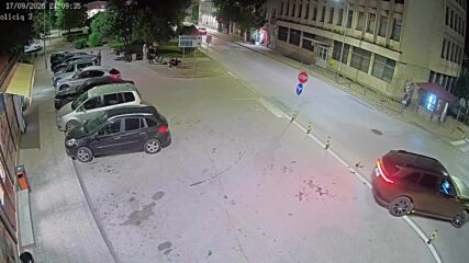 Шофьор помете три ограничителни колчета в центъра на Лясковец и избяга