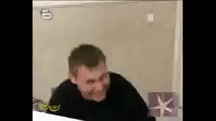Какво Има Под Бюрото - Скрита Камера Xaxa