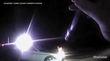 Ето как гол мъж краде патрулната кола пред очите на щатски полицай !