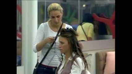 Big Brother 2012 - Надежда прави прическа на Цеце