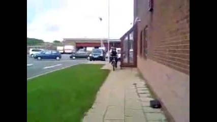 Полицай се пребива с колело ( Смях )