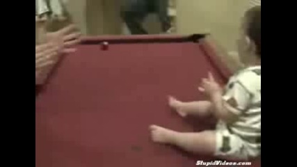 Бебе Играе Билярд