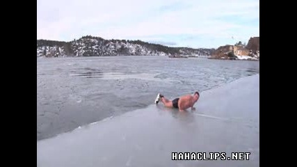 Луд човек плува в ледено студенo езеро