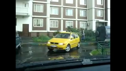 Внимание! Жени зад волана!