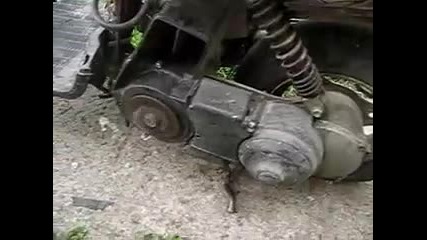 Този скутер е много стар Yamaha Cute
