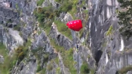 Рискови скокове с парашут от близко разстояние със земята!