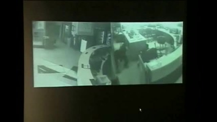 Психар влиза в полицеиско управление убива 4 полицая и се хвърля стил Black Ops 