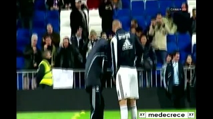 Треньор на Реал бърка в гащите на Бензема (видео) 