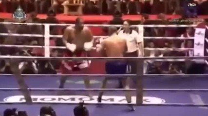 Боксов шампион в жесток муайтай двубой