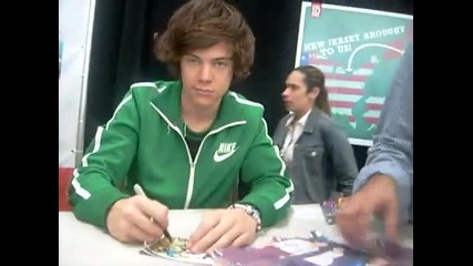 One Direction разписват диска си в Somerdale