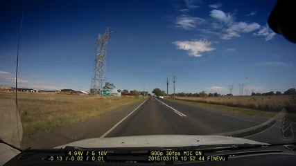 Кенгура пресичат шосе в Австралия