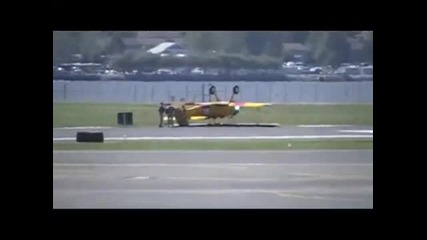 Самолет прави предно салто на пистата ! 