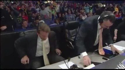 Излизането на коментаторите Michael Cole и Jbl преди началото на шоуто - Wwe Smackdown - 23/5/14