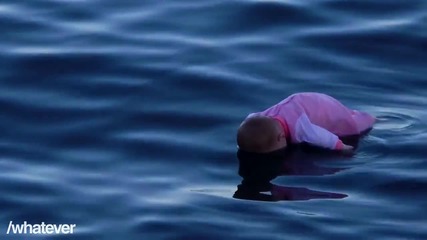 Бебе пада в морето - шега