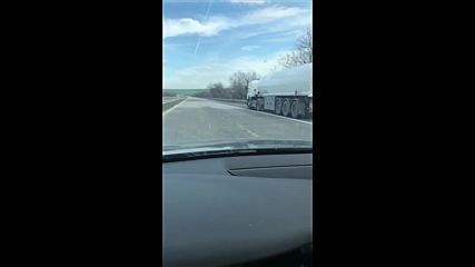 Камион в аварийна лента