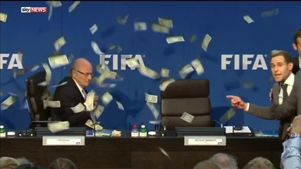 Президентът на Fifa провокиран на пресконференция!