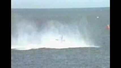 Самолет Се Разбива В Морето