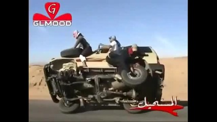 Араби свалят гуми на джип по време на движение 