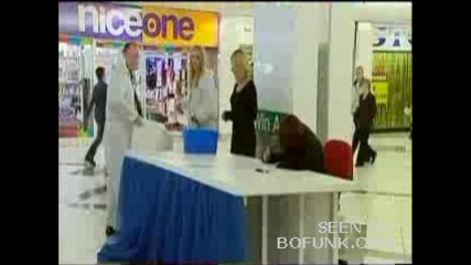 Шега с гумена змия 
