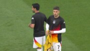 Футболистите на Германия и Дания загряват преди срещата
