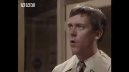 Funny Hugh Laurie Stephen Fry comedy sketch Your name sir - Bbc comedy (вашето Име Сър) (ахахах) 