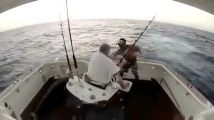 Уплашен от риба скача от лодката.