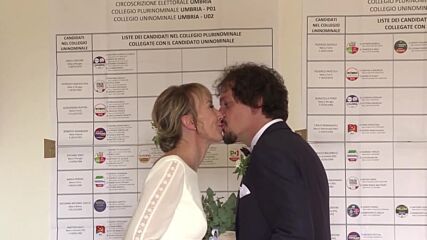 Италиански младоженци започнаха семейния си живот с пътуване до избирателната секция (ВИДЕО)