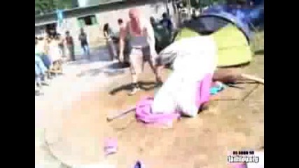 Пияници сгъват палатка 