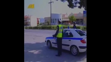 *смях...полицай се опита да спре моторист.*