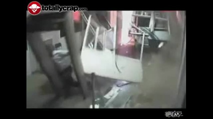 Човек се спасява на косъм 