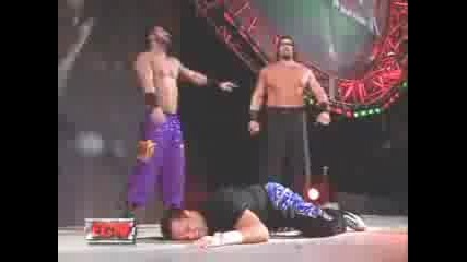 Wwe Great Khali Chokeslams Tommy Dreamer on the steel ramp