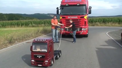 Камиони играчки тегля истински влекач !